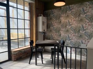uma mesa e cadeiras numa cozinha com papel de parede em Clanbrassill loft em Dundalk