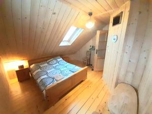 einen Blick über ein Schlafzimmer mit einem Bett im Dachgeschoss in der Unterkunft Pod Bieszczadem in Jaśliska
