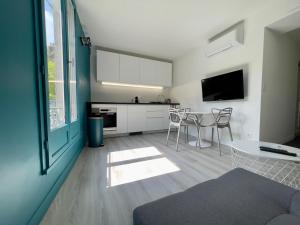 een keuken en een woonkamer met een tafel en stoelen bij Laura Cosy T2 *CLIM* Proche Gare in Grenoble