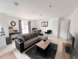 uma sala de estar com um sofá e uma mesa em Gorgeous apartment with free parking em Southampton