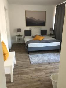 1 dormitorio con 1 cama con 2 mesas y 2 lámparas en City Appartment Krefeld - 20 km DUS Airport/Messe en Krefeld