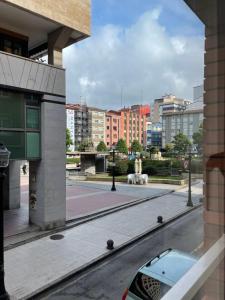 ein Auto, das auf einer Straße in einer Stadt parkt in der Unterkunft Como una casa de campo en la ciudad-Patio y parking gratis in Gijón