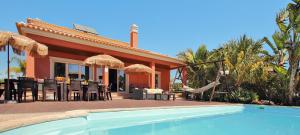 アルブフェイラにあるVilla California by Algarve Vacationのプール付き家、ハンモック付き家