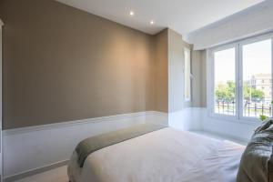 Łóżko lub łóżka w pokoju w obiekcie Apartamento Embajadores XVII