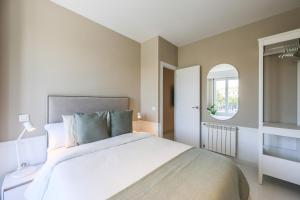 Łóżko lub łóżka w pokoju w obiekcie Apartamento Embajadores XVII