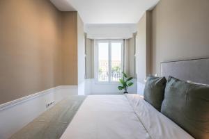 Łóżko lub łóżka w pokoju w obiekcie Apartamento Embajadores XVII