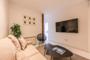 Telewizja i/lub zestaw kina domowego w obiekcie Apartamento Embajadores XVII