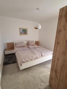 a white bedroom with a bed in a room at Villa Marta in Porat