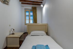 a small bedroom with a bed and a window at La Prua in Rovinj