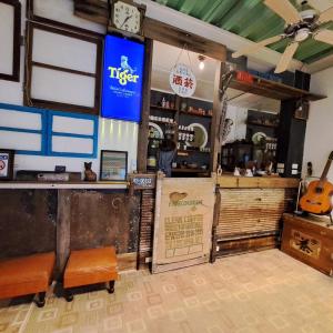 een restaurant met een bar met een klok aan de muur bij Maluda B&B in Taimali