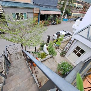 Maluda B&B في تايمالي: إطلالة علوية على منزل مع حديقة