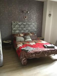 - une chambre avec un grand lit et un mur en briques dans l'établissement Partie de mas en campagne, à Cavaillon