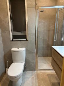 uma casa de banho com um WC e um chuveiro em Ewa Apt - 3-Bedrooms Apt near Sliema - St Julians Seafront em Il-Gżira