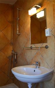 a bathroom with a sink and a mirror at Ośrodek Wypoczynkowy A26 - Mazury in Ełk