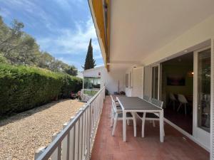 einen Balkon mit einem Tisch an der Seite eines Hauses in der Unterkunft Adosado Ripolles in Tarragona