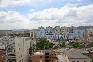 uma vista para uma cidade com edifícios em Deoni apartment em Tirana