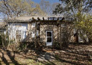 una vieja casa de piedra con un cenador en el patio en Story book cottage, en Knoxville