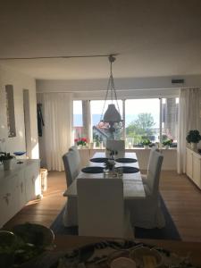 Posezení v ubytování Boende med fri utsikt över Mölle by hamn och Öresund