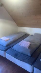 托爾斯港的住宿－Apartment in central Torshavn，两张睡床彼此相邻,位于一个房间里