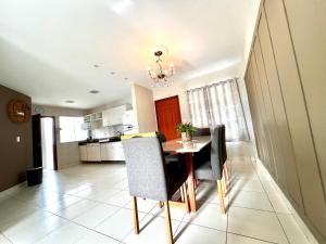 a dining room and kitchen with a table and chairs at Hotel APART Zuccolotto 303 in Aracruz
