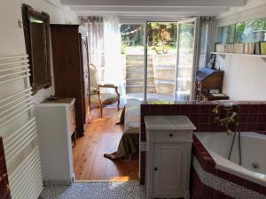 een badkamer met een bad en een wastafel in de kamer bij Les Cyprès in Vevey