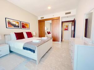 Postel nebo postele na pokoji v ubytování A large 2 bed - Princess Tower - Dubai Marina