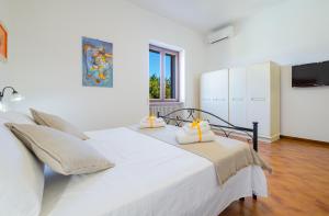 A bed or beds in a room at Villa Luritu Luxury Pool Tricase by HDSalento