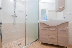 bagno con lavandino e doccia di Villa Luritu Luxury Pool Tricase by HDSalento a Tricase