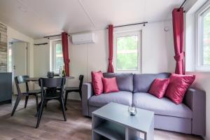 a living room with a couch and a table at Gecko - The Tiny House in Landau in der Pfalz