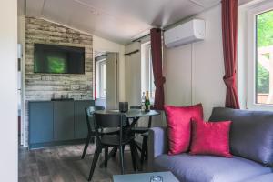 a living room with a couch and a table at Gecko - The Tiny House in Landau in der Pfalz