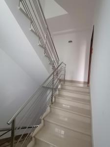 una rampa di scale in un edificio bianco di Gagliardo House a Taurisano
