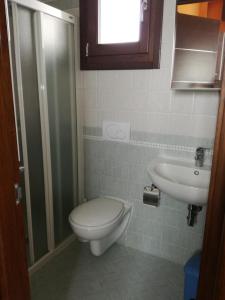 TaurisanoにあるGagliardo Houseのバスルーム(トイレ、洗面台付)