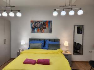ein Schlafzimmer mit einem großen gelben Bett mit zwei lila Kissen in der Unterkunft APARTMAN ZAGREB cca 42m2 with free parking in Zagreb