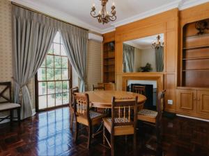 - une salle à manger avec une table et des chaises dans l'établissement Akamah Estate, au Cap
