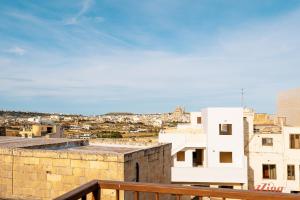 vistas a la ciudad desde el techo de un edificio en A charming Gozo Farmhouse in Sannat, en Sannat