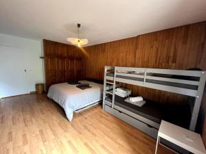 1 Schlafzimmer mit 2 Etagenbetten und Holzwänden in der Unterkunft Bel appartement Samoëns 72m2 in Samoëns