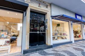 uma frente de loja com portas de vidro numa rua em Três Quartos, Gigante e confortável Próximo ao Hard Rock Café no Batel em Curitiba