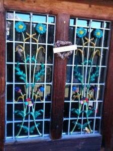 una ventana con vidrieras con flores. en L'Étoile Enchantée, en Ciernes-Picat