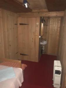 1 dormitorio con 1 cama y lavamanos en una habitación en L'Étoile Enchantée, en Ciernes-Picat