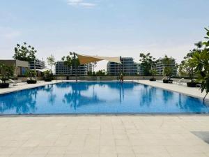 Bazén v ubytování NEW! Luxurious 3 Bed with balcony in Dubai Hills nebo v jeho okolí