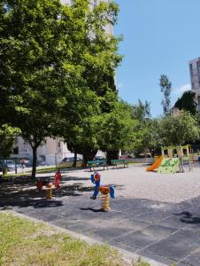 einen Park mit Kinderspielplatz in der Unterkunft Bella vista - cozy apartment with a great view in Split