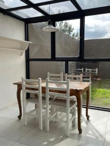 comedor con mesa de madera y sillas en La Porteña en San Pedro