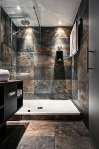 Koupelna v ubytování M Hotel
