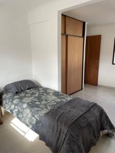 Tempat tidur dalam kamar di La Porteña