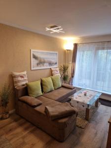 una sala de estar con un sofá y una mesa en Lange Str. 15 - Ferienwohnung, en Prerow
