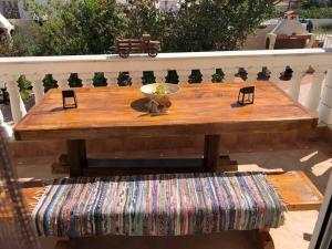 - une table en bois avec un bol en haut dans l'établissement Nikolas house, à Megalochori