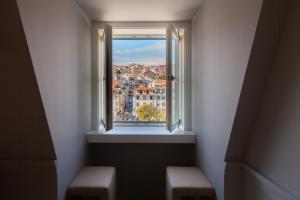 een raam met uitzicht op de stad bij FLH Praça Rossio Exquisite Apartment with View in Lissabon