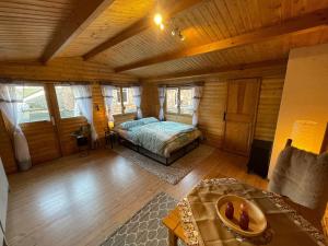 1 dormitorio con 1 cama en una cabaña de madera en Holzhäuschen, en Nideggen