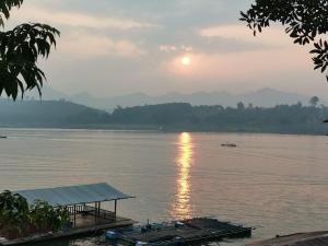 Gallery image ng Baan Dongsak River view sa Sangkhla Buri