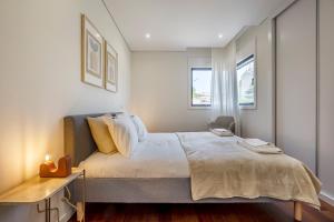 Postel nebo postele na pokoji v ubytování Nomads Lux - 2BDR & Parking Flores Square Porto